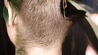 Haarschnitt-fetisch Goth BBW adama Daat gibt sich eine chelsea und einen orgasmus