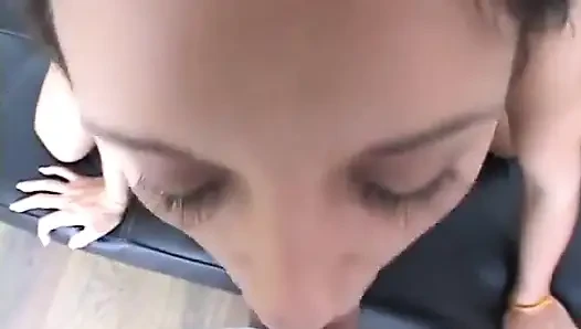 Brunette mengisap dan mendapat creampie anal