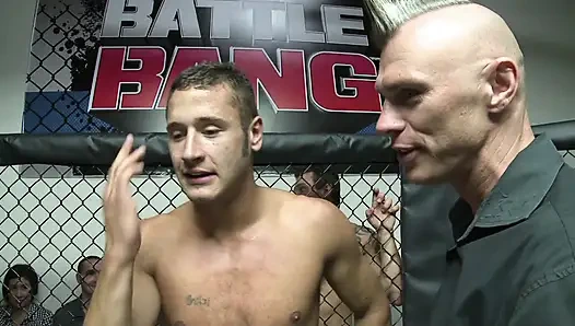 Tatlı genç amcığın derin sikişmiş amcığı dölle dolu minyon görünüyor