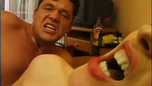 Klasik pornoda genç kızın götü sert sikiliyor ve götüne boşalıyor