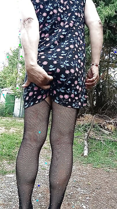 Transsexuală se pișă în aer liber