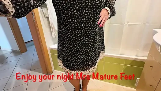 Frau reife füße macht sich bereit, auszusteigen 406