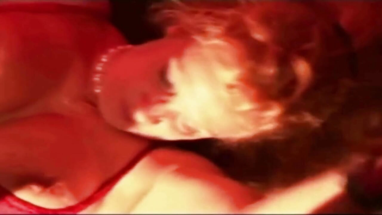 大きな胸のブロンドのフランス人MILFが乱交でボロボロにされる