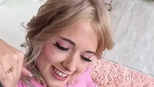 Nicole nichols lagi asik berlutut sambil jilat pantat bryan!
