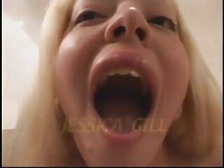 Молодая блондинка широко открывает свой рот, чтобы получить сперму в финале