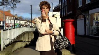 Mandy merokok pemegang merah jambu di tempat awam