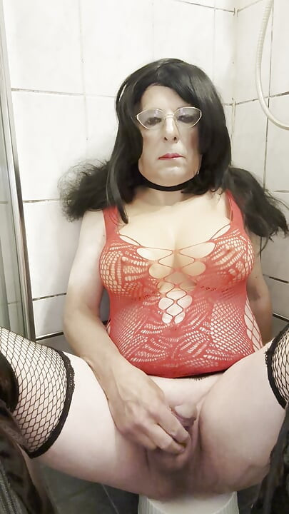 Sissy piša u čašu i pije je