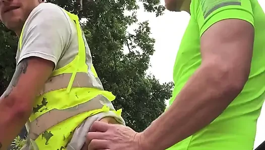 Kıllı hung Ginger şantiyede genç iş arkadaşını sikiyor ve içine boşalıyor