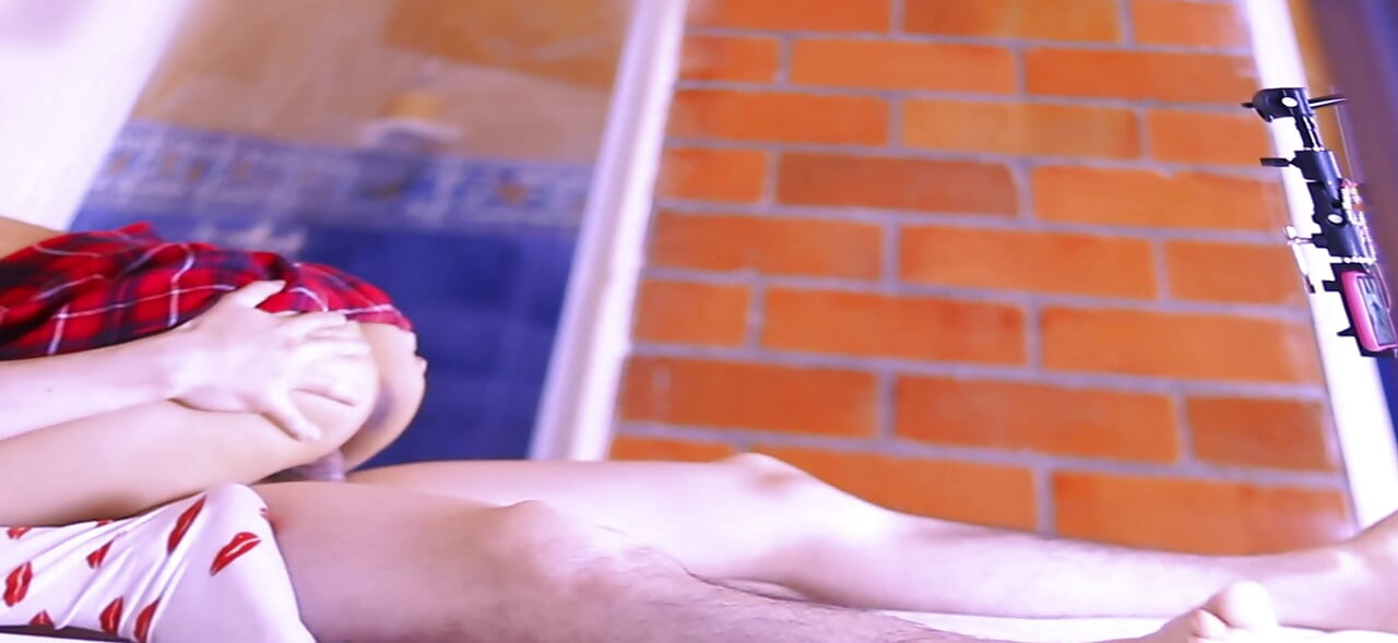 Pecado en Casa: La hermanastra seduce a su hermano para cabalgarlo sin piedad.