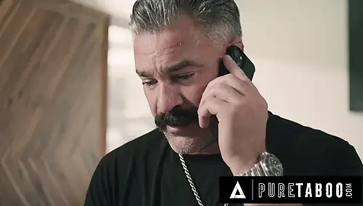 PURE ТАБУ Извращенец Rose Carter подбирается и заменяет мастурбатор ее отчима, пока он с завязанными глазами