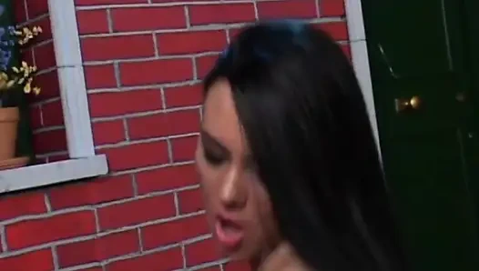 Memek sempit cewek ini dientot habis-habisan sama kontol besar sampai matanya menganga lebar