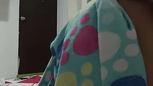 Aku lagi asik masturbasi sambil dientot sama istriku