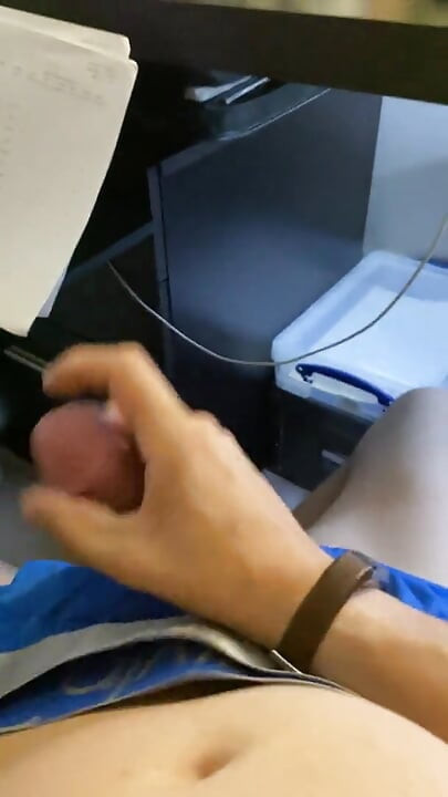 Papi masturbándose junto a la computadora
