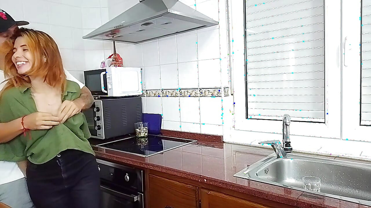 أحب ممارسة الجنس مع صديقي وجعله يمارس الجنس معي بشدة