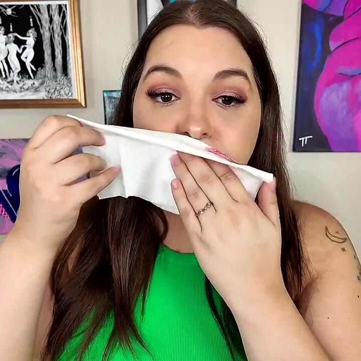 Ich teste meinen lippenstift an dir