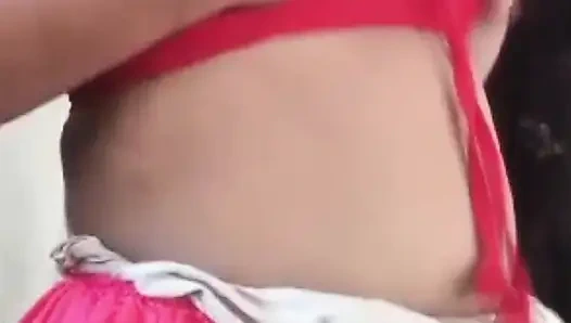 Aku menunjukkan pantat mudaku kepada pacarku dengan gaun seksi.