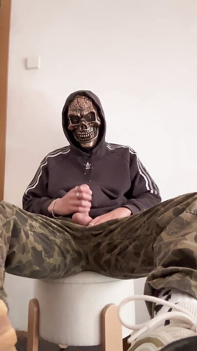 Sneakerfucker masqué au crâne