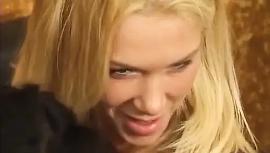 İki çarpıcı Alman sürtük birlikte döl paylaşmak için burada