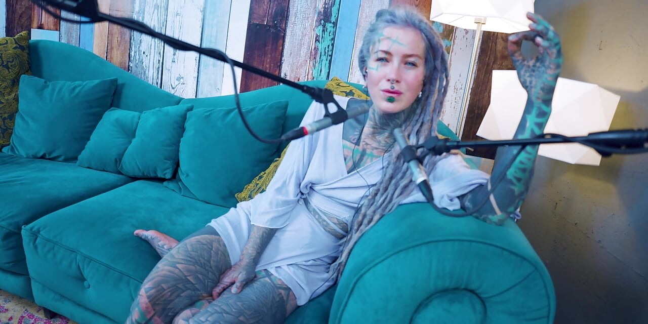 Ik praat over P - passie - ASMR podcast SFW praat gothic mager meisje dreadlocks tattoo-model geïnkt meisje