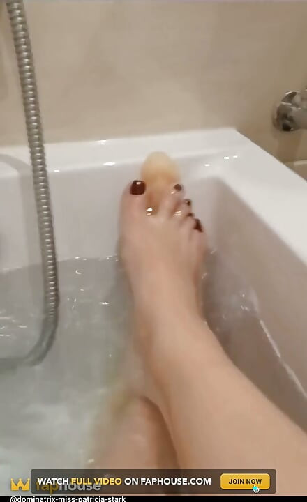 Dag 1. Sexy venting mens jeg gjør meg ferdig med badet og vi leker
