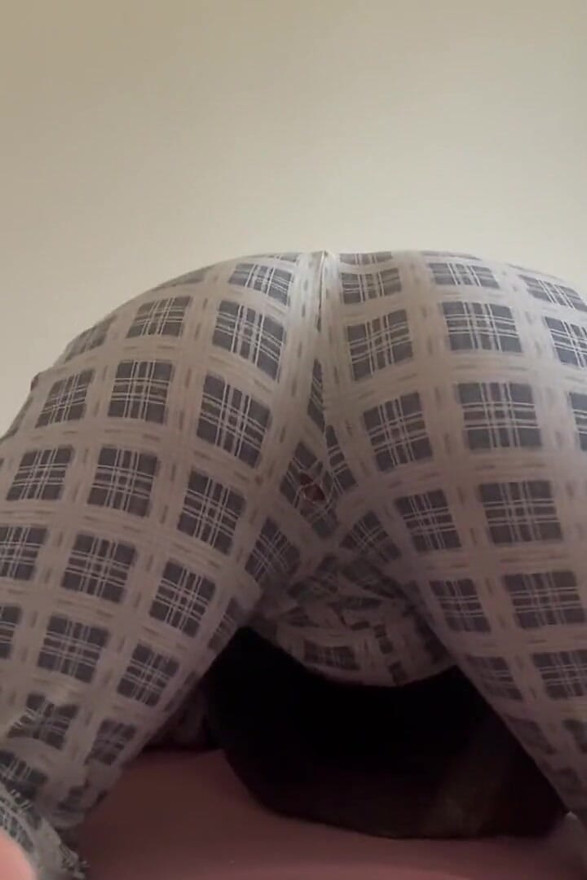 Xì hơi thối rữa trong chiếc quần pijama khít khao
