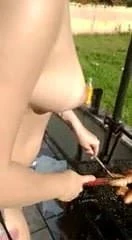 esposa de um amigo fazendo churrasquinho