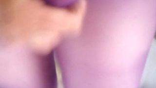 Transsexual ejaculação em meia-calça roxa