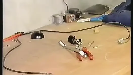 Kıvırcık saçlı sarışın genç kız sakso çekiyor ve sıkı götünü siktiriyor