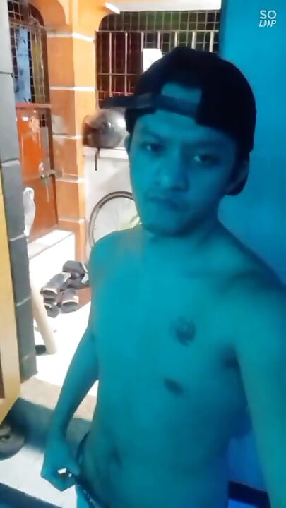 Ragazzo asiatico twink sega all'aperto