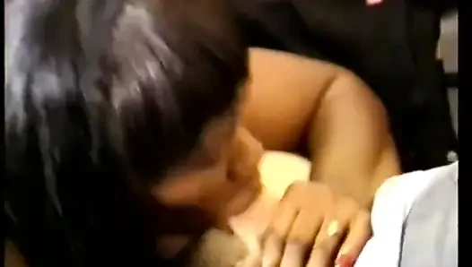 Siyah ve beyaz grup seks partisi... yüze boşalma