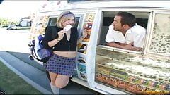Dulce Stephanie follando duro con el conductor en la furgoneta de helados