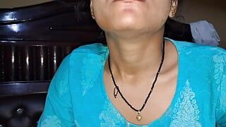 Soție indiană suge pula cu Lollypop și îmbrățișează sperma în gură