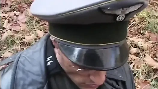 Junge schwarze frau mit schönen titten im wald von einem großen schwanz gefickt und in den mund gespritzt