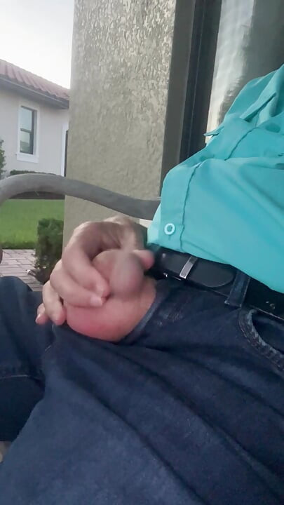 Memperlihatkan Penis Kecilku