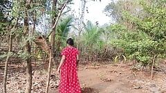 美丽的孤独印度农村妻子在户外做爱