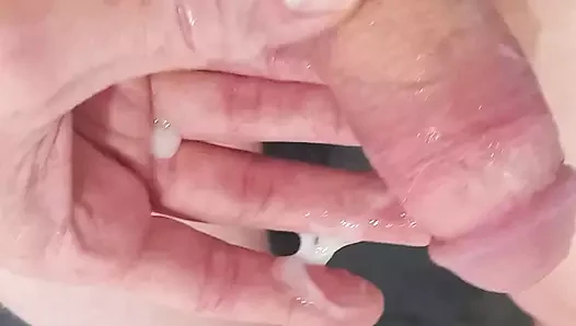 Sıska ateşli genç kız senin için banyoda mastürbasyon yapıyor
