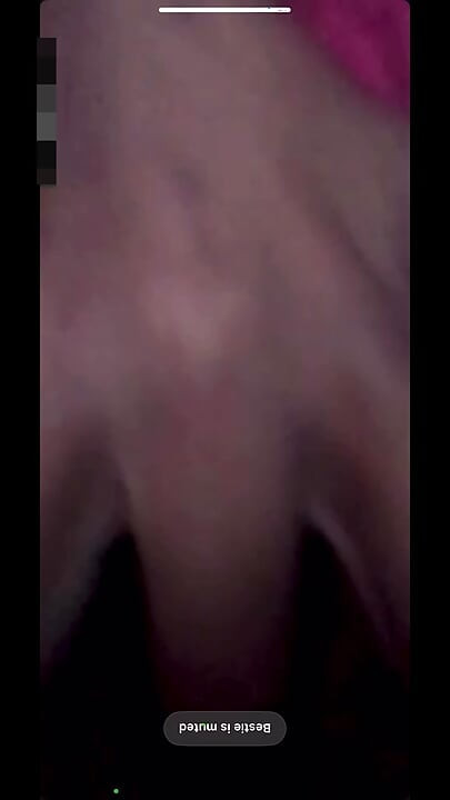 Pakistanlı ateşli kız kremsi amcığını parmaklıyor