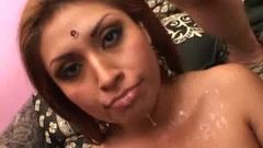 madu India jizzed di 3some