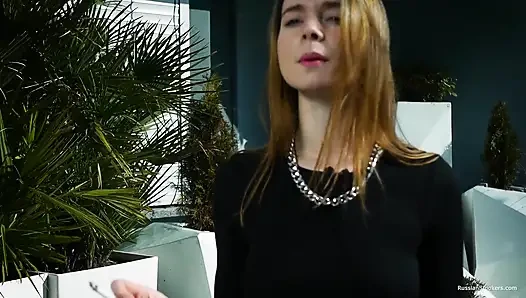 Genç Rus kız deniz kenarında sigara içiyor