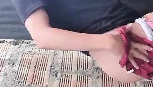 Yulieth Gomez berührt sich im park und zeigt ihre muschi und zieht sich aus