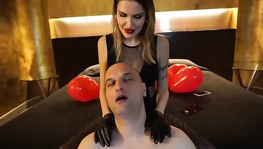 Cewek femdom dengan sarung tangan mulai menghukum budaknya yang malang