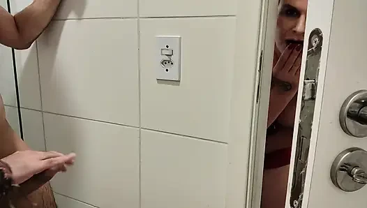 Die freche stiefmutter sah zu, wie ihr stiefsohn duschte