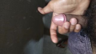 Desi homo toont zijn onbesneden lund en masturbeert