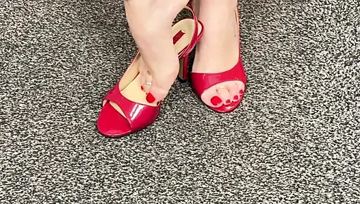 Frau Reife füße zieht sich für sie alle an. 373