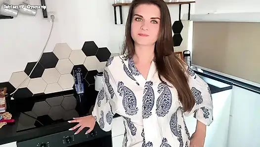 Heiße stiefmutter mit nassem kommendem schwanz wurde von ihrem stiefsohn in ihrem schlafzimmer erwischt