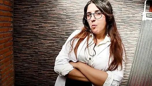 Девушка-ученый заставляет большую круглую сперму пузырить и сквиртует