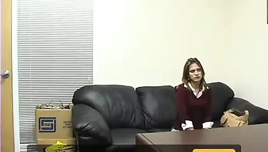 Audrey masuk, mencari tahu apa yang kuinginkan dan lari