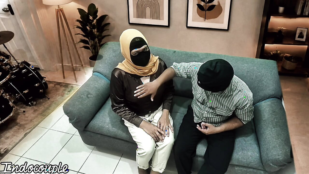 Teman kantor muslim berhijab dan bosnya untuk promosi jilat memek berbulu dan nyepong kontol dan ngentot memek becek