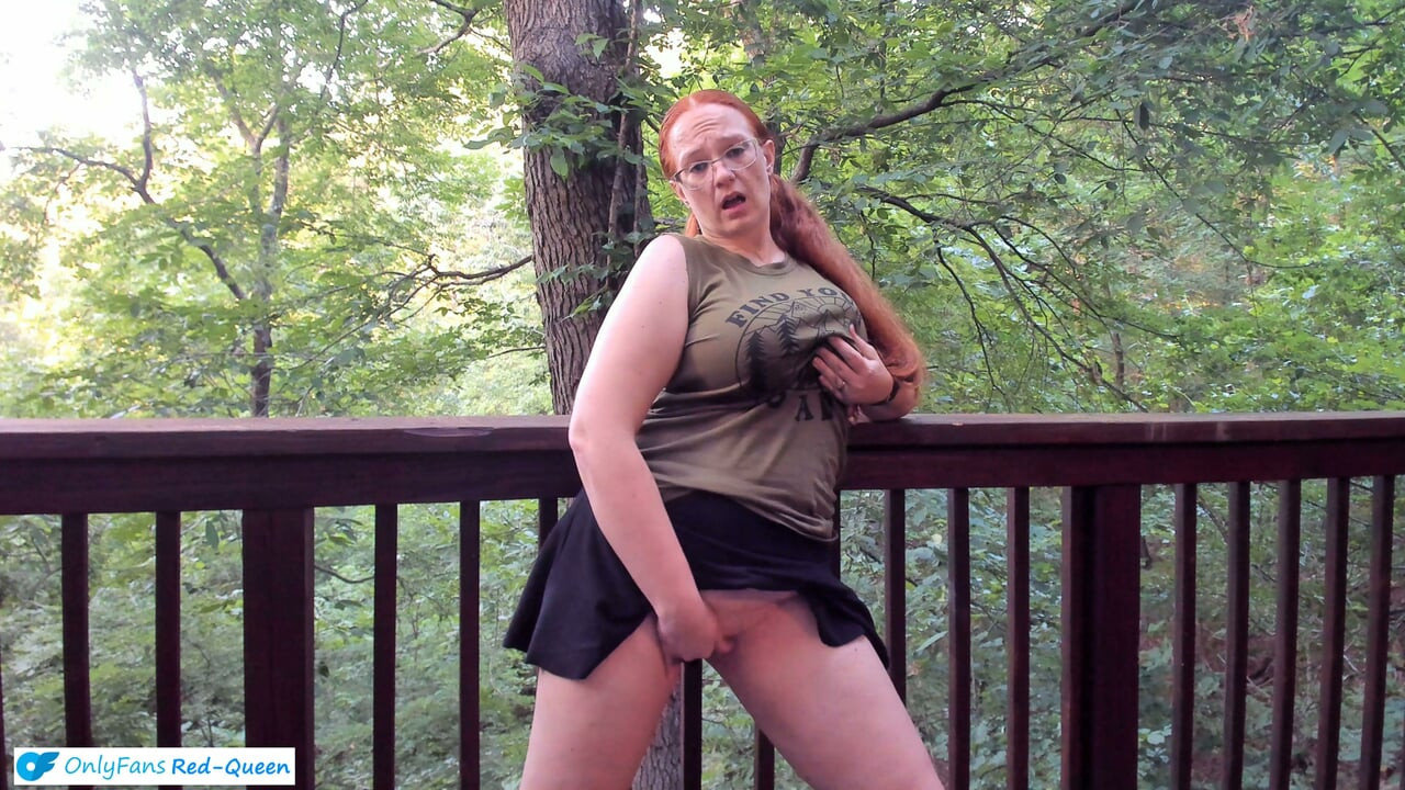 Pigtailed zrzka si přestane hrát sama se sebou na výletě v lese