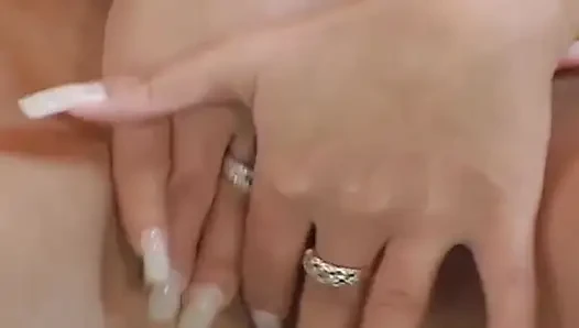 Cewek hot rambut pirang lagi asik fingering memek beceknya sampai muncrat banyak banget